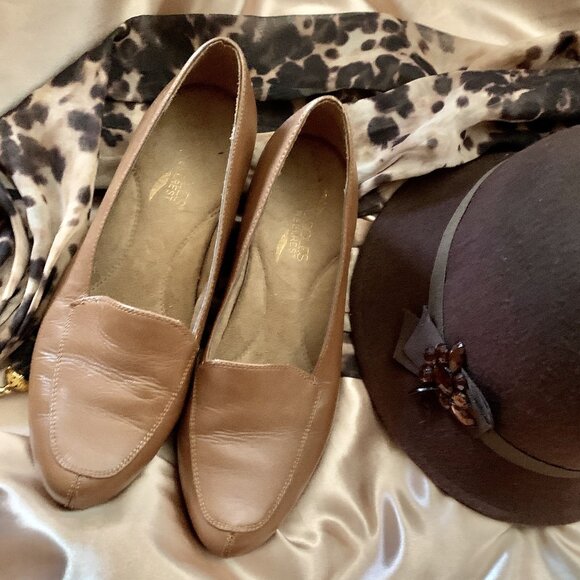 Aerosoles Classic Camel Pumps 8 M—Priced to go!  Half price! - Picture 2 of 7